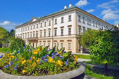 Salzburg, Avusturya - 23 Mayıs 2018 : muhteşem peyzajlı park - Mirabell bahçeleri ve Mirabell Sarayı veya Salzburg'da Schloss Mirabell