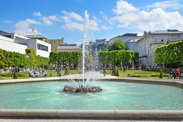 Salisburgo Austria Maggio 2018 Persone Rilassano Vicino Alla Fontana Nel — Foto Stock