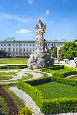 Salzburg, Avusturya - 23 Mayıs 2018 : muhteşem peyzajlı park - Mirabell bahçeleri ve Mirabell Sarayı veya Salzburg'da Schloss Mirabell
