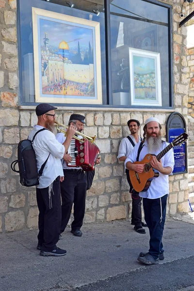 以色列上加利利萨芬德 2019年7月19日 四重奏的宗教音乐家 在萨芬德老城区的艺术家们的四分之一老街上演奏音乐 其历史跨越700年 — 图库照片