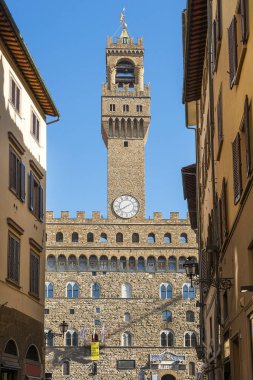 Floransa 'daki ünlü Piazza della Signoria 'da Arnolfo Kulesi ile Floransa (Palazzo Vecchio) Belediye Binası, Toskana, Italya