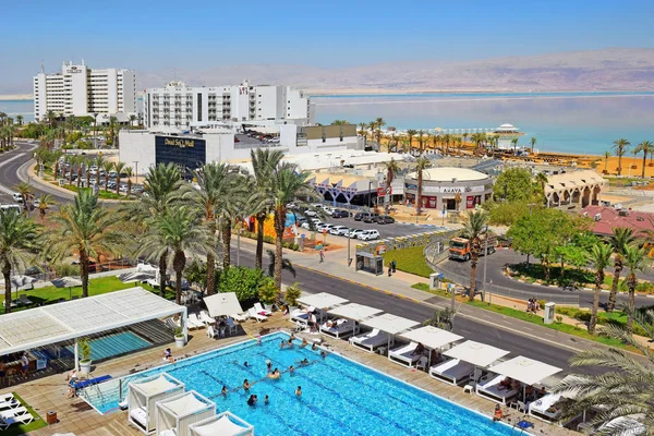 Dead Sea, Ein Bokek, Israil-14 Temmuz 2019: Dead Sea arka planda Ein Bokek tatil köyü görünümü