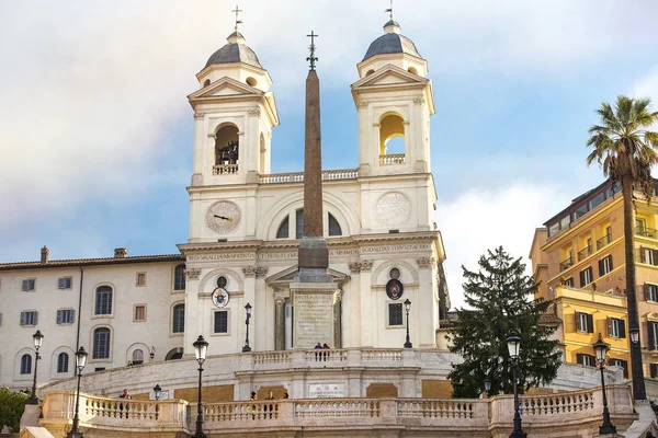 ローマ イタリア 2018年11月14日 スペイン階段の上にオベリスコ サルスティアノとして知られるサンティッシマ トリニータ モンティとサルスティアン オベリストクの教会 — ストック写真