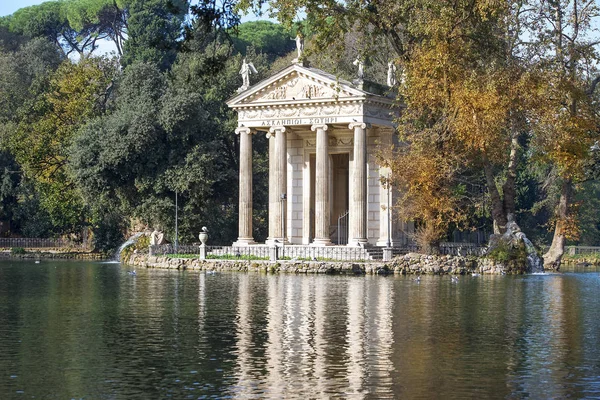 Vijver Tempel Van Aesculapius Borghese Tuinen Openbaar Park Favoriete Vakantiebestemming — Stockfoto