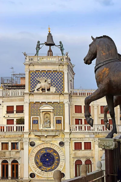 十二支時計付き時計塔 ヴェネツィアのサンマルコ広場 サンマルコ大聖堂のバルコニーから見える 一般的にサンマルコ大聖堂として知られている — ストック写真