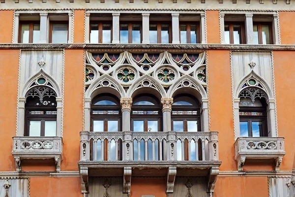 Pintorescas Ventanas Venecianas Con Balcones Venecia Italia — Foto de Stock