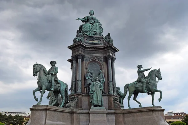 奥地利维也纳玛丽亚 特蕾西恩 普拉茨哈布斯堡纪念碑的玛丽亚 特蕾西亚皇后 — 图库照片