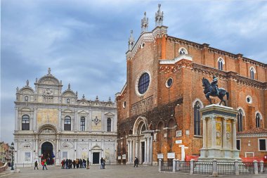 Venedik, İtalya - 27 Ocak 2019: Campo Santi Giovanni e Paolo, St John ve St. Paul kilisesi ile Venedik'in en büyük ve en büyük meydanından biri, Scuola grande di San Marco, şimdi hastane ve indottiere Bartolomeo Colleoni için binicilik anıtı