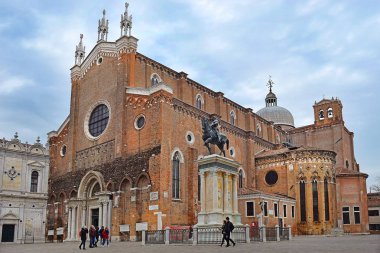 Venedik, İtalya - 27 Ocak 2019: Campo Santi Giovanni e Paolo, St John ve St. Paul kilisesi ile Venedik'in en büyük ve en büyük meydanından biri, Scuola grande di San Marco, şimdi hastane ve indottiere Bartolomeo Colleoni için binicilik anıtı