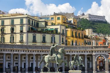Napoli, İtalya - 15 Eylül 2018: iki binicilik anıtı - Charles III (heykeltıraş - Antonio Canova) ve Ferdinand I (Antonio Cali) Plebiscito Meydanı'nda ( Piazza del Plebiscito ), şehir ana meydanı, Napoli, İtalya