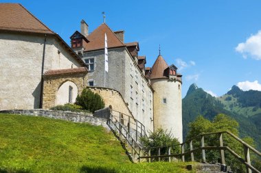 Fribourg kantonundaki orta çağdan kalma Gruyeres kalesi ile pitoresk manzara, İsviçre'nin en ünlü kalelerinden biridir. İsviçre devletine ait özel mülkiyet değil,