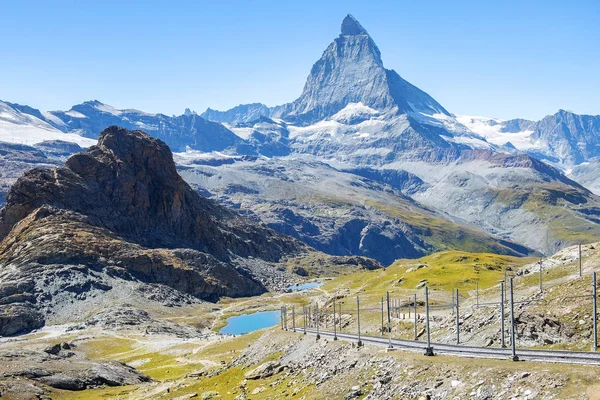 Prachtig Landschap Zwitserse Alpen Voorgrond Een Spoorlijn Achtergrond Een Berg — Stockfoto