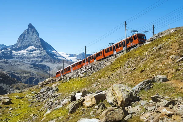 Zermatt Suíça Setembro 2019 Trem Vermelho Fundo Pico Matterhorn Nos — Fotografia de Stock