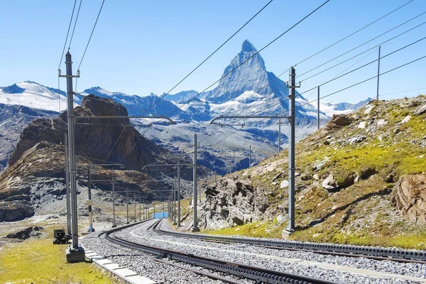 Wspaniały Krajobraz Alpach Szwajcarskich Pierwszym Planie Kolej Tle Góra Matterhorn — Zdjęcie stockowe