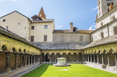 Aosta'daki üniversite kilisesi nin manastırı, Kuzey İtalya, Aosta'lı Aziz Ursus'a adanmış