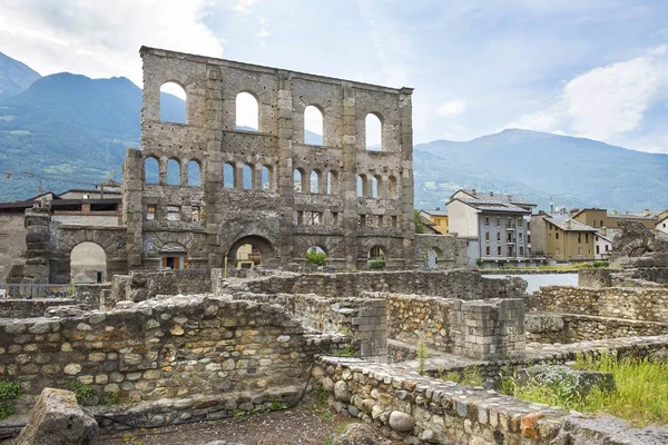 Ερείπια Του Αρχαίου Ρωμαϊκού Θεάτρου Στην Πόλη Αόστα Αυεστιατόρια Αουγκούστα — Φωτογραφία Αρχείου