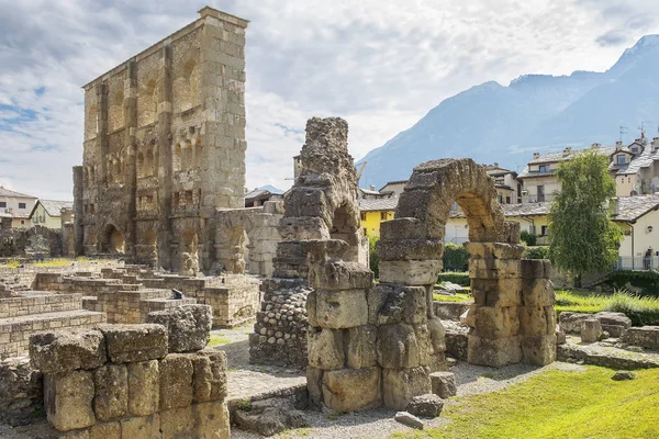 意大利阿尔卑斯山奥斯塔镇 奥古斯塔 普拉托里亚萨拉索鲁姆 古罗马剧院遗址 — 图库照片