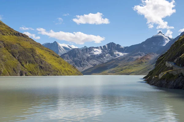 Paysage Pittoresque Avec Nature Sauvage Lac Glaciaire Dans Les Alpes — Photo