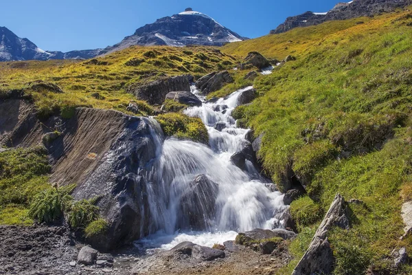 Paesaggio Pittoresco Con Ruscello Montagna Rapido Nelle Alpi Svizzere — Foto Stock