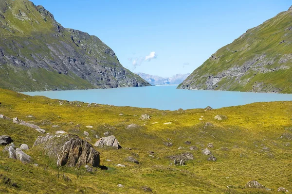 Paisagem Pitoresca Com Natureza Selvagem Lago Glacial Nos Alpes Suíços — Fotografia de Stock