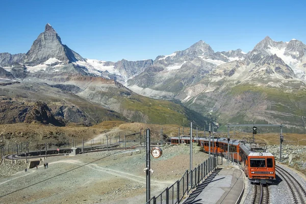 Zermatt Svájc Szeptember 2019 Vörös Vonat Háttérben Matterhorn Csúcs Svájci — Stock Fotó