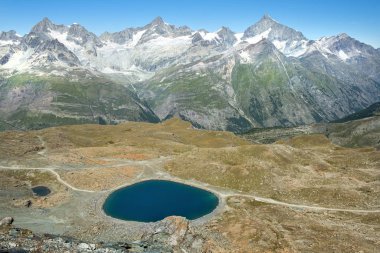 İsviçre 'deki Great St. Bernard Pass bölgesindeki İsviçre Alplerindeki dağ manzarası