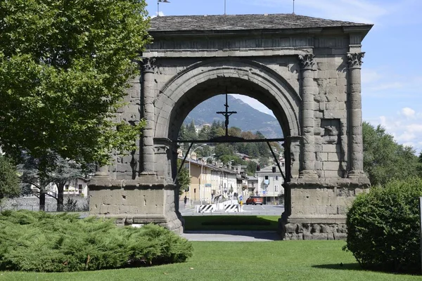 奥古斯都拱门 Arch Augustus 一座公元前25年罗马人战胜萨拉西的纪念碑 位于意大利奥斯塔谷的一个公园 — 图库照片