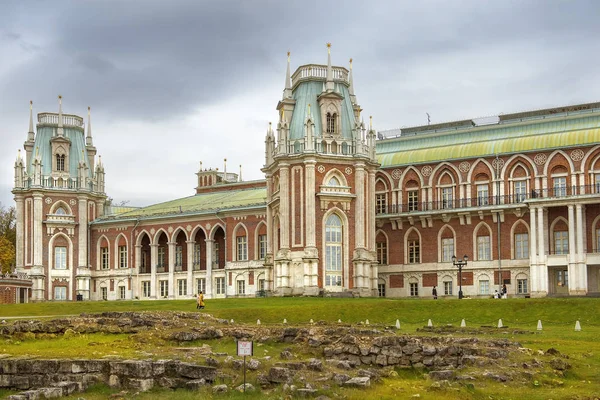 俄罗斯莫斯科 2019年10月2日 莫斯科观光 皇后凯瑟琳大帝在沙里奇诺的大殿 沙里奇诺是俄罗斯莫斯科的一座宫殿博物馆和公园保护区 — 图库照片
