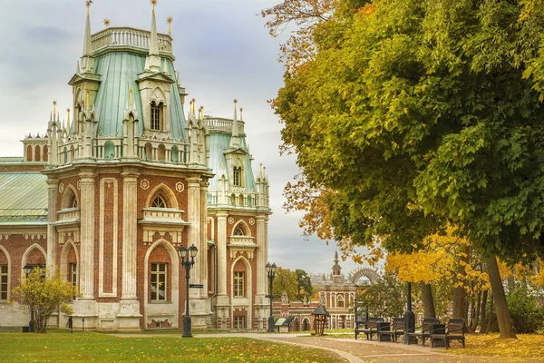 モスクワ ロシア 2019年10月2日 モスクワの観光 テッサリツィノの大女王キャサリンの宮殿 ツァリツィノはモスクワにある宮殿博物館と公園の保護区です — ストック写真