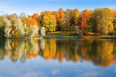 Gatchina parkında sonbahar manzarası, Leningrad bölgesinde halk parkı, St. Petersburg, Rusya