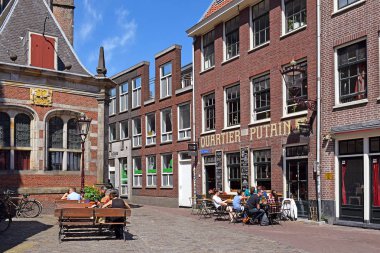 Amsterdam, Hollanda - 21 Mayıs 2018: Cafe Quartier Putain, Amsterdam 'ın genelev bölgesinde Oude Kerk (Eski Kilise)' nin hemen yanında yer alıyor