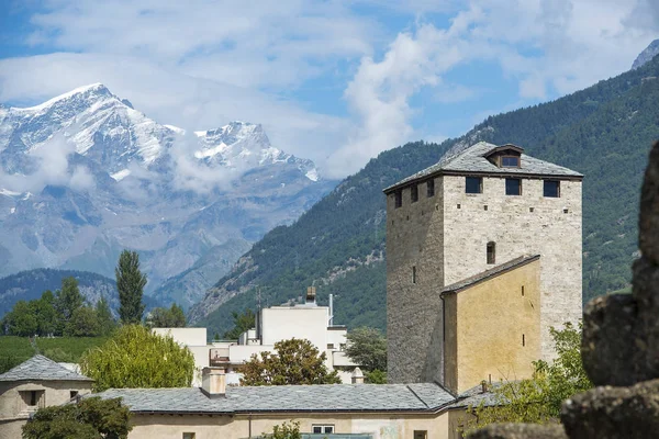 Torre Vigia Nos Restos Romanos Antigos Cidade Aosta Fundo Mont — Fotografia de Stock