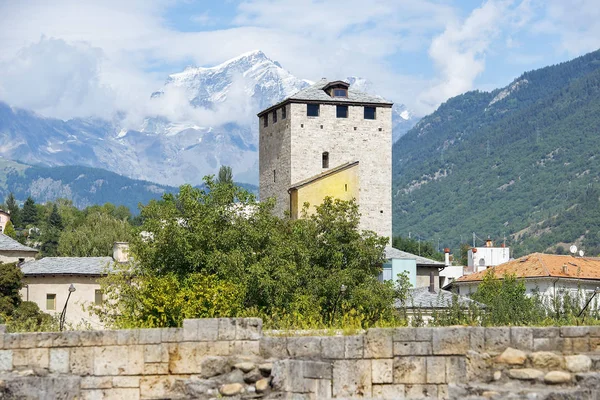 Turn Veghe Rămășițele Antice Romane Ale Orașului Aosta Fundal Mont — Fotografie, imagine de stoc