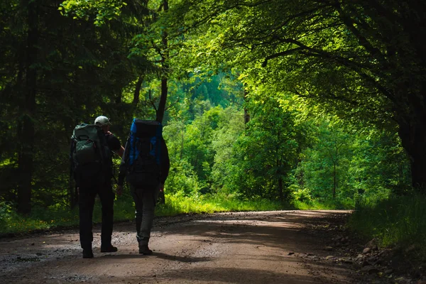 İki arkadaş sırt çantaları ile dağlarda seyahat — Stok fotoğraf