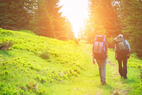 Two friends travel in mountains with backpacks — Stock Photo, Image