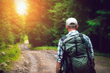 Bir adam dağlara çıkıyor.