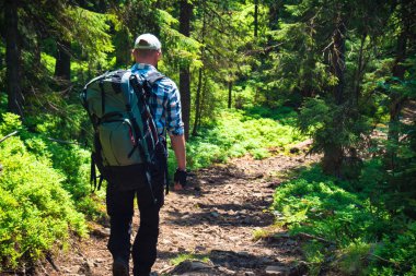 Bir adam dağlara çıkıyor.