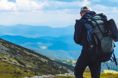 Bir adam dağlara çıkıyor.