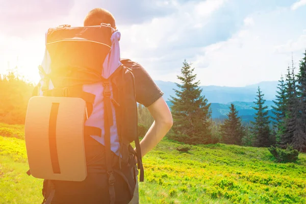 Bir adam dağlara çıkıyor.