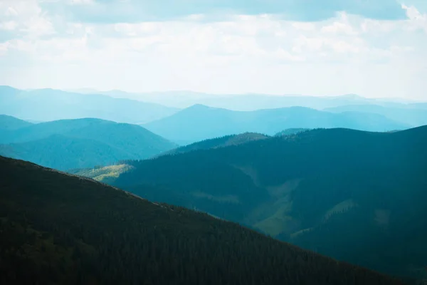 Горные холмы красивые горные пейзажи, походы в горы — стоковое фото