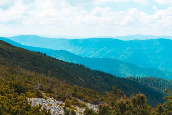 Горные холмы красивые горные пейзажи, походы в горы — стоковое фото