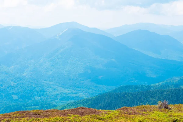 Горные холмы красивые горные пейзажи, походы в горы — стоковое фото