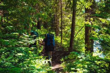 İki arkadaş sırt çantaları ile dağlarda seyahat