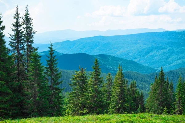 Horské kopce krásná horská krajina, pěší turistika v horách — Stock fotografie