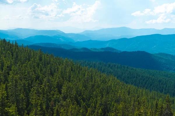 Горные холмы красивые горные пейзажи, походы в горы — стоковое фото