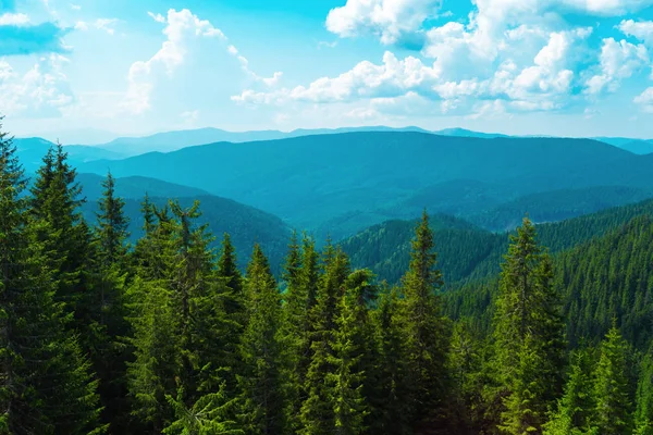 Горные холмы красивые горные пейзажи, походы в горы — стоковое фото