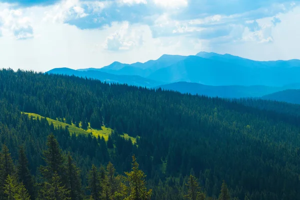 Горные холмы красивые горные пейзажи, походы в горы — стоковое фото