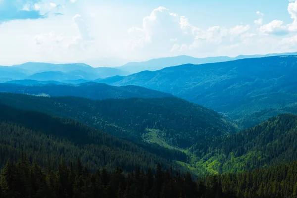 Горные холмы красивые горные пейзажи, походы в горы — стоковое фото