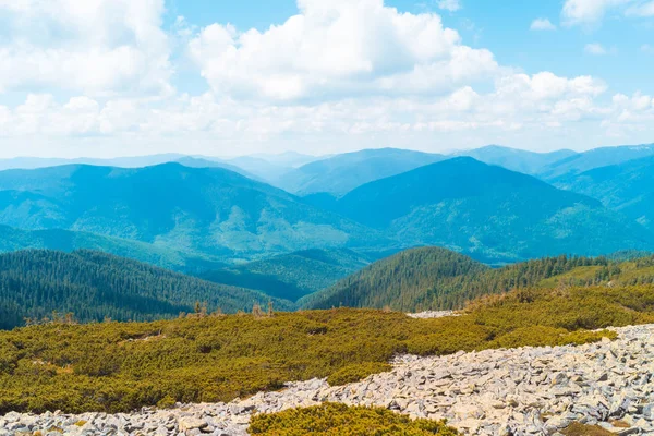 Горные холмы красивые горные пейзажи, походы в горы — стоковое фото