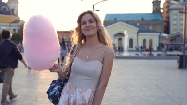 Portret Van Vrolijk Meisje Houden Suikerspin Glimlachen Kijken Naar Camera — Stockvideo